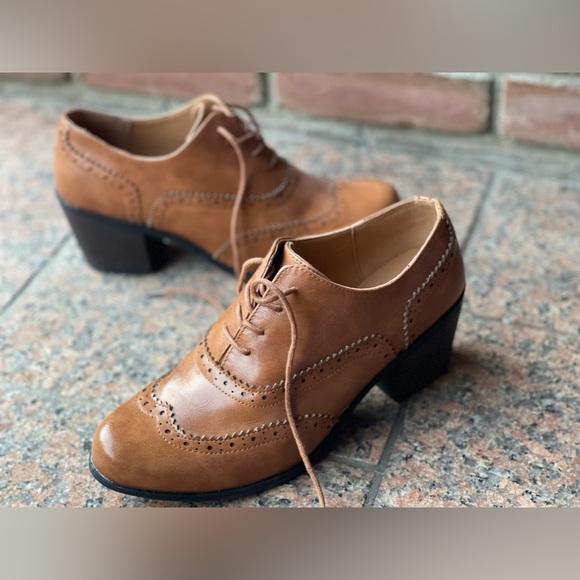 Vintage Inspired Leather Lace-Up Oxford Wingtip Platform Pumps With Rubber Sole - Picture 4 of 8